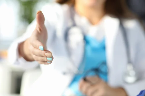 доктор готов помочь в перевозке больных между домами и больницами