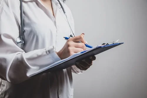 врач записывает план вылета вертолета скорой помощи