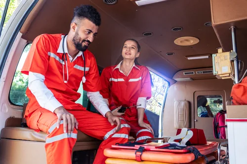 медицинский персонал для перевозки больных с переломом позвоночника